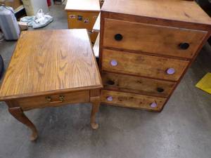 lot 20 image: 4 Drawer Dresser and Side Table