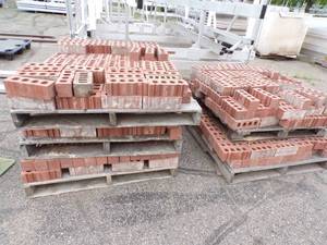 lot 152 image: Lot of Approximately 600 plus Bricks
