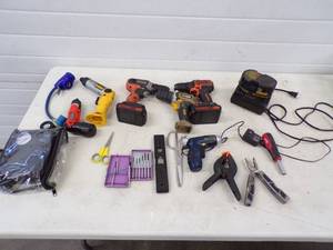 lot 97 image: Tool lot with Cordless Drills, Charger, Batterys and more