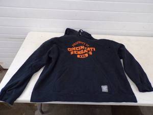 lot 32 image: Cincinnati Bengals Hooded Sweatshirt