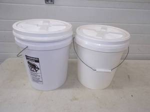 lot 33 image: Pair of 5 Gallon Pails with lids