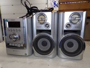 lot 36 image: Sony 5 Disk Changer CD Radio with Speakers
