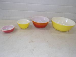 lot 45 image: 4 Vintage Pyrex Bowls