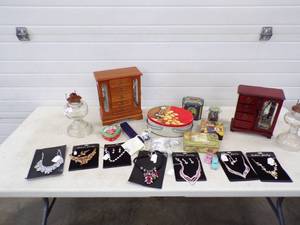 lot 116 image: Jewelry Boxes with Jewelry and more