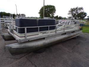 lot 3 image: 1990 Weeres Pontoon Sport Fisherman 20 with Mercury 25 HP Outboard