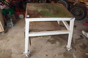 lot 557 image: Rolling Work Bench