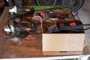 lot 577 image: 4 Angle Grinders