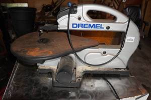 lot 572 image: Dremel 18 Variable Speed Scroll Saw