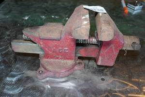 lot 574 image: Bench Vise