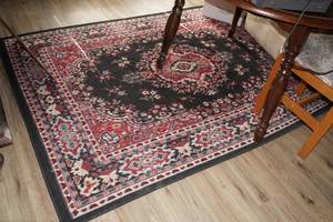 lot 587 image: 5x7 Area Rug
