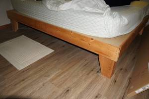 lot 588 image: Platform Bed - 65x82
