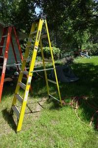 lot 134 image: Louisville 8 Fiberglass Step Ladder