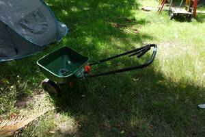 lot 136 image: Scotts Turf Builder Edgeguard Mini Broadcast Spreader