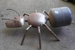 lot 9 image: Homemade Metal Ant Lawn Art