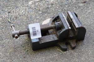 lot 11 image: Drill Press Vise
