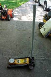 lot 3 image: 3 Ton Floor Jack
