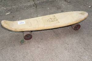 lot 16 image: Vintage Roller Derby Skateboard