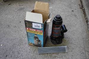 lot 33 image: Black Jack 4-Ton Hydraulic Bottle Jack