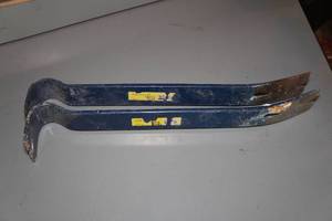 lot 62 image: 2 15 Pry Bars
