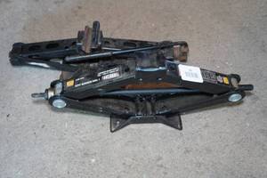lot 88 image: Ironton Scissor Jacks