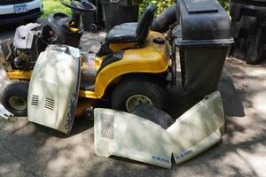 lot 1D image: Cub Cadet HDS 2135 Gas Riding Lawn Mower