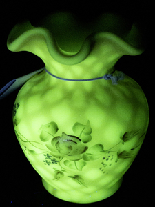 lot 32E image: FENTON Rose Burmese Satin Diamond Optic Hand painted Roses Mini Vase.