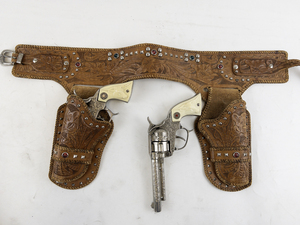 lot 15 image: 1950s Hubley Toy Cap Guns with Leather Holster Set