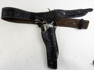 lot 16 image: Vintage Nichols Stallion .45 Mark II Cap Gun with Engraved Leather Holster