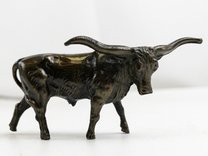 lot 36 image: Vintage Bronze Longhorn Steer Miniature Figurine