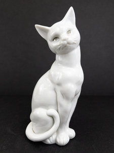 lot 37I image: Vintage White Porcelain Cat Figurine from Japan