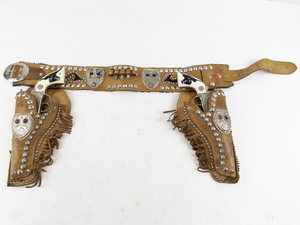 lot 174 image: Vintage 1950s Hubley Texan Jr. Cap Gun Belt & Holster Set with Steer Grip