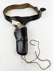 lot 177 image: Vintage 1950s Hubley Texan Jr. Toy Gun with Leather Holster and Belt