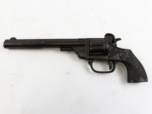 lot 221 image: Vintage Kenton Kit Carson Cast Iron Cap Gun