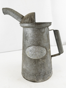 lot 236 image: Vintage Galvanized 4 Quart LiquidOil Pitcher