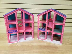 lot 9 image: 2 Medium sized doll houses
