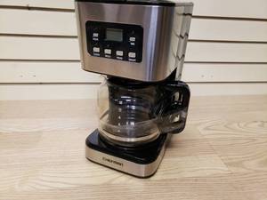 lot 45 image: Chefman coffee maker and pot