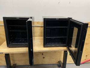 lot 100 image: Lot of 2 - Avanti Beverage Center SBCA017G (Not Working)
