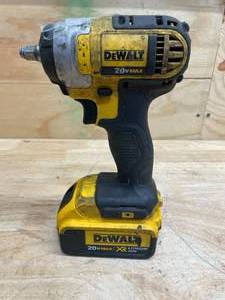 lot 19 image: DEWALT 20V MAX Cordless Impact Wrench with Hog Ring, 38-Inch with 4.0Ah Battery