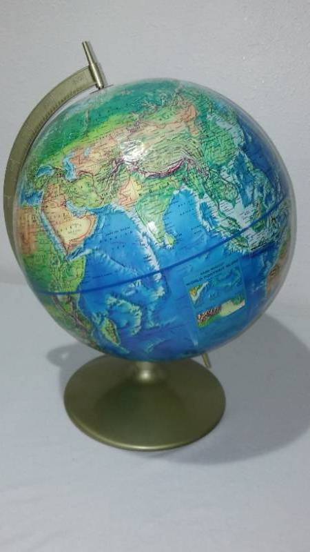 lot 20 image: Rand McNally world Portrait Globe.