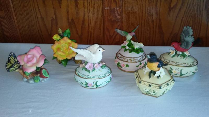 lot 142 image: Heritage House Porcelain Jewelry Music Box (4) and more.