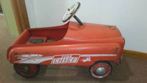 lot 44 image: Vintage Fire Chief Pedal Car.