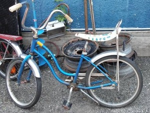 lot 147 image: Vintage Schwinn LilChik Girls Bicycle.