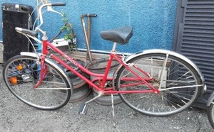 lot 149 image: Vintage Schwinn Breeze Girls Bike.
