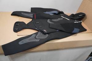 lot 124 image: Cressi Apnea 5mm 2-Piece Wetsuit - M3