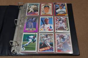 lot 138 image: Binder of Baseball Cards