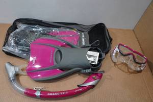 lot 226 image: US Divers Trek Snorkel Set - Fin Size 7-10, 40-44