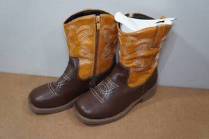 lot 253 image: Kids Western Style Boots - Size 332