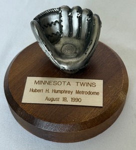 lot 22 image: Minnesota Twins 1990 Old Timers Series Issued Trophy