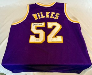 lot 84 image: Jamaal Wilkes Signed Los Angeles Lakers Baskerball Jersey With Beckett COA Size XL