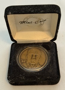 lot 141 image: Randy Moss Limited Edition Highland Mint Coin Minneosta Vikings Football